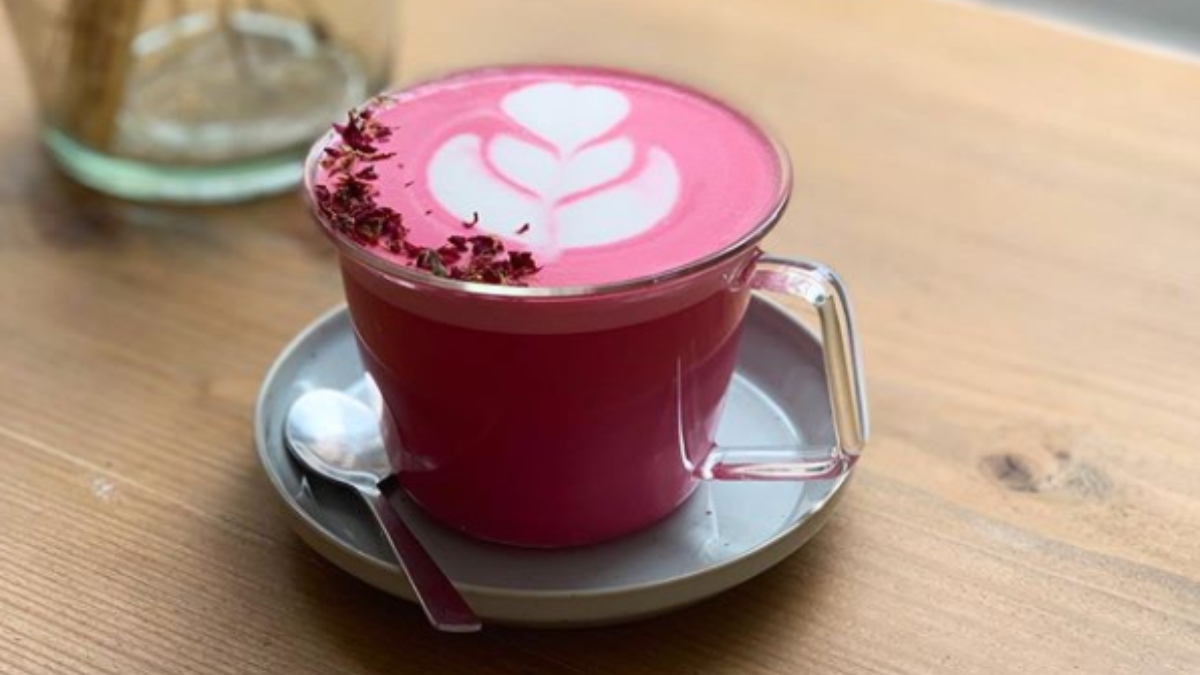 El café rosa se impone como nueva bebida saludable que potencia la belleza