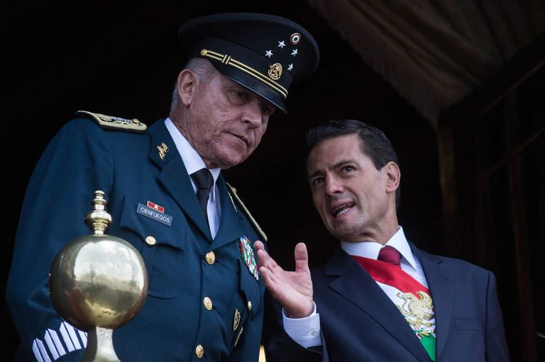 El general Salvador Cienfuegos junto a Enrique Peña Nieto, en 2016.