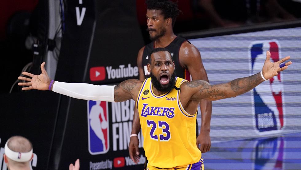 LeBron James reacciona a una jugada en el quinto partido entre Lakers y Heat.
