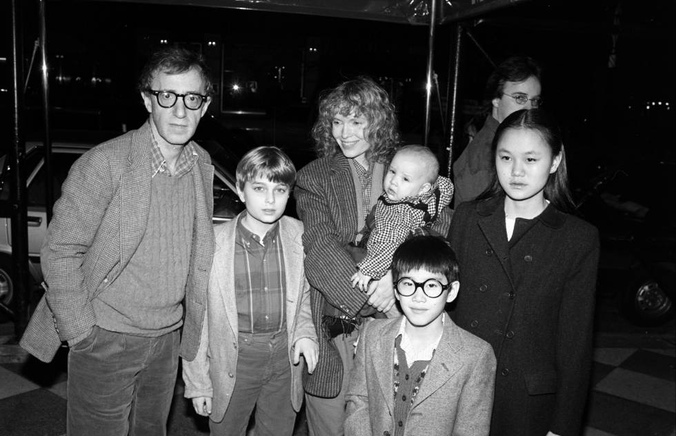 Woody Allen y Mia Farrow con sus hijos Misha, Dylan (en los brazos de Mia), Fletcher y Soon Yi en Nueva york en 1986.