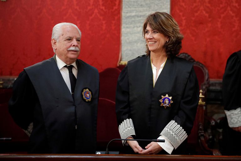 La fiscal general del Estado, Dolores Delgado (derecha), y el fiscal Luis Navajas Ramos, durante un acto en Madrid.
