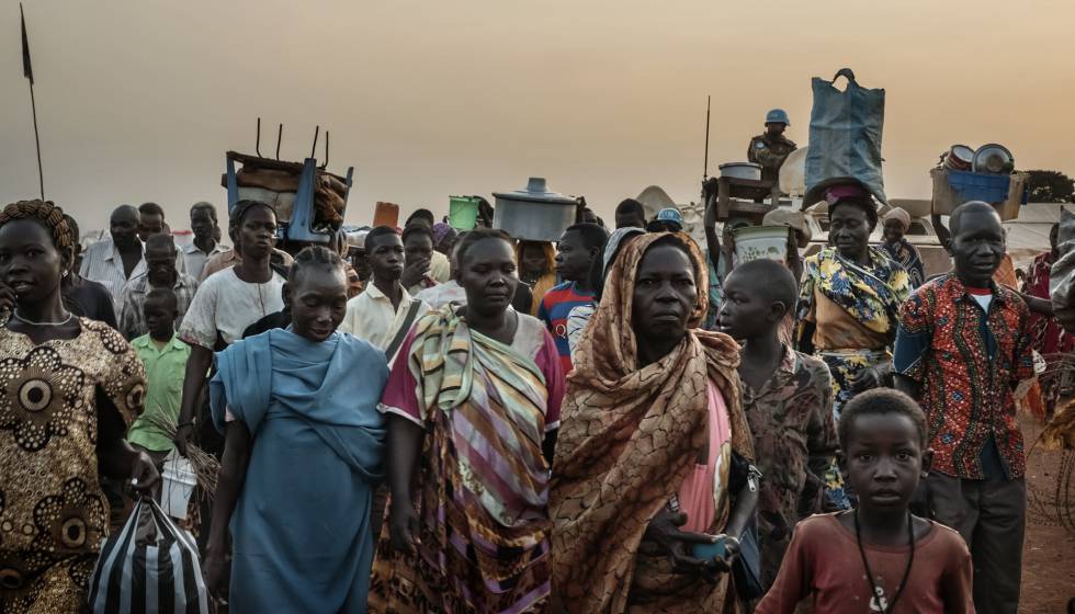 Las puertas del campo de refugiados de la Misión de Naciones Unidas en Sudán del Sur (UNMISS, por sus siglas en inglés) en Wau se abren al amanecer y se vuelven a cerrar al anochecer. Miles de personas refugiadas en él desde hace años intentan seguir con sus ocupaciones normales.