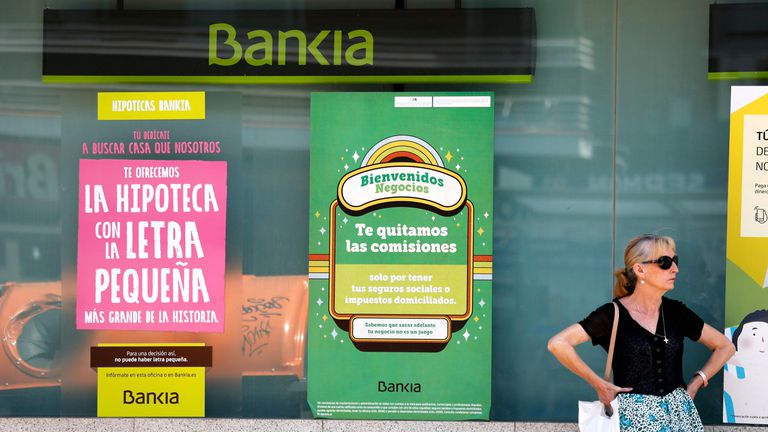 Una mujer delante de un anuncio hipotecario, el pasado agosto en Madrid.