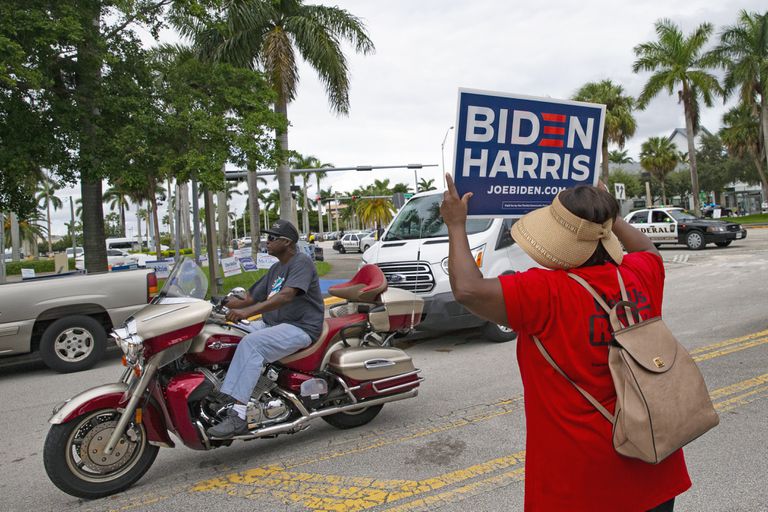 Una seguidora de Joe Biden se manifiesta a favor del candidato demócrata, en Miami, este domingo.