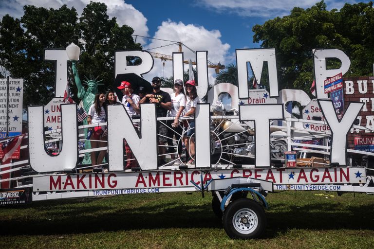 Una carroza de Latinos con Trump en Miami.
