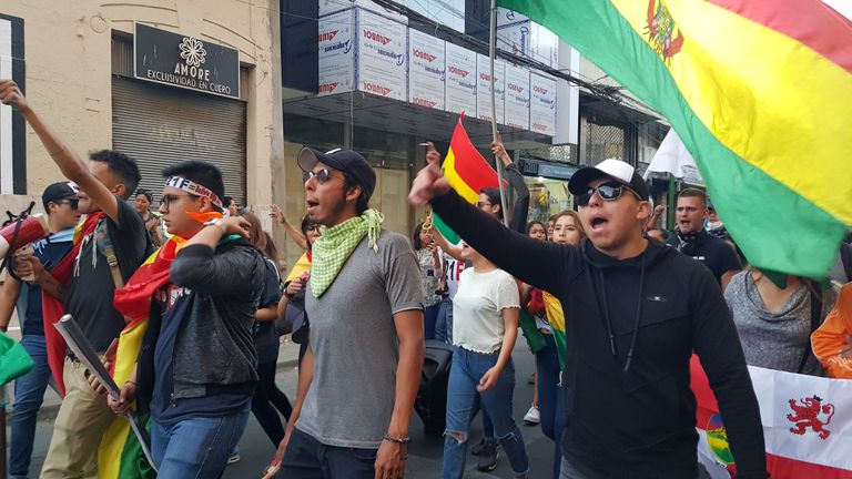 Jóvenes protestan en Cochabamba contra el resultado electoral en octubre de 2019.