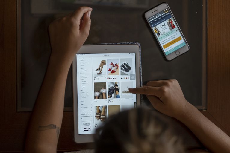 Una mujer utiliza una tableta para comprar por Internet.