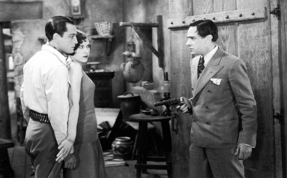 Juan Torena, a la izquierda en la imagen, junto a Rosita Ballesteros y Roberto Guzmán en la película 'El hombre malo' dirigida por William McGann (1930).