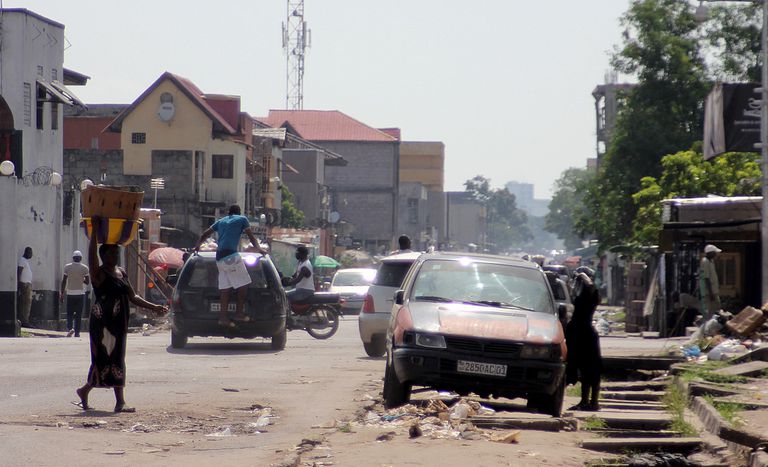 Coches en una calle de Kinsasa (República Democrática del Congo).