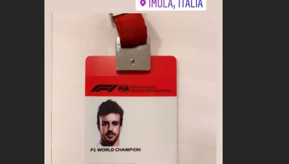 Fernando Alonso regresa al paddock de F1 en Imola