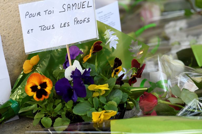 "Para ti, Samuel, y para todos los profes", dice un cartel a la entrada de la escuela secundaria de Conflans-Sainte-Honorine