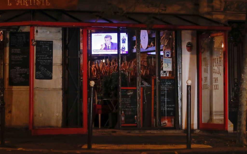 Francia restablece estado de emergencia y decreta toque de queda