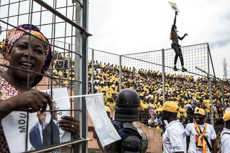 Seguidores del presidente Alpha Condé durante su último mitin de campaña, el pasado viernes 16 de octubre en un estadio de Conakri.
