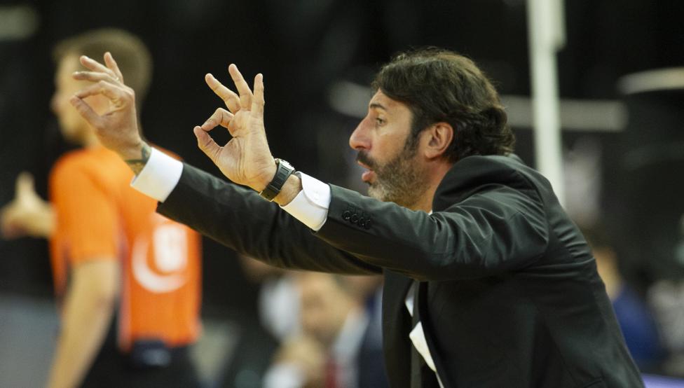 Mumbrú da instrucciones a los jugadores del Bilbao Basket durante el partido frente al Obradoiro