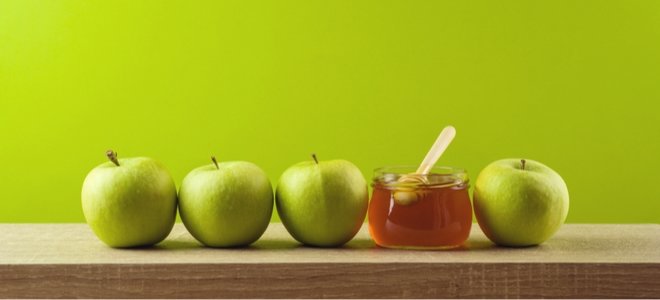 manzanas verdes y un tarro de miel