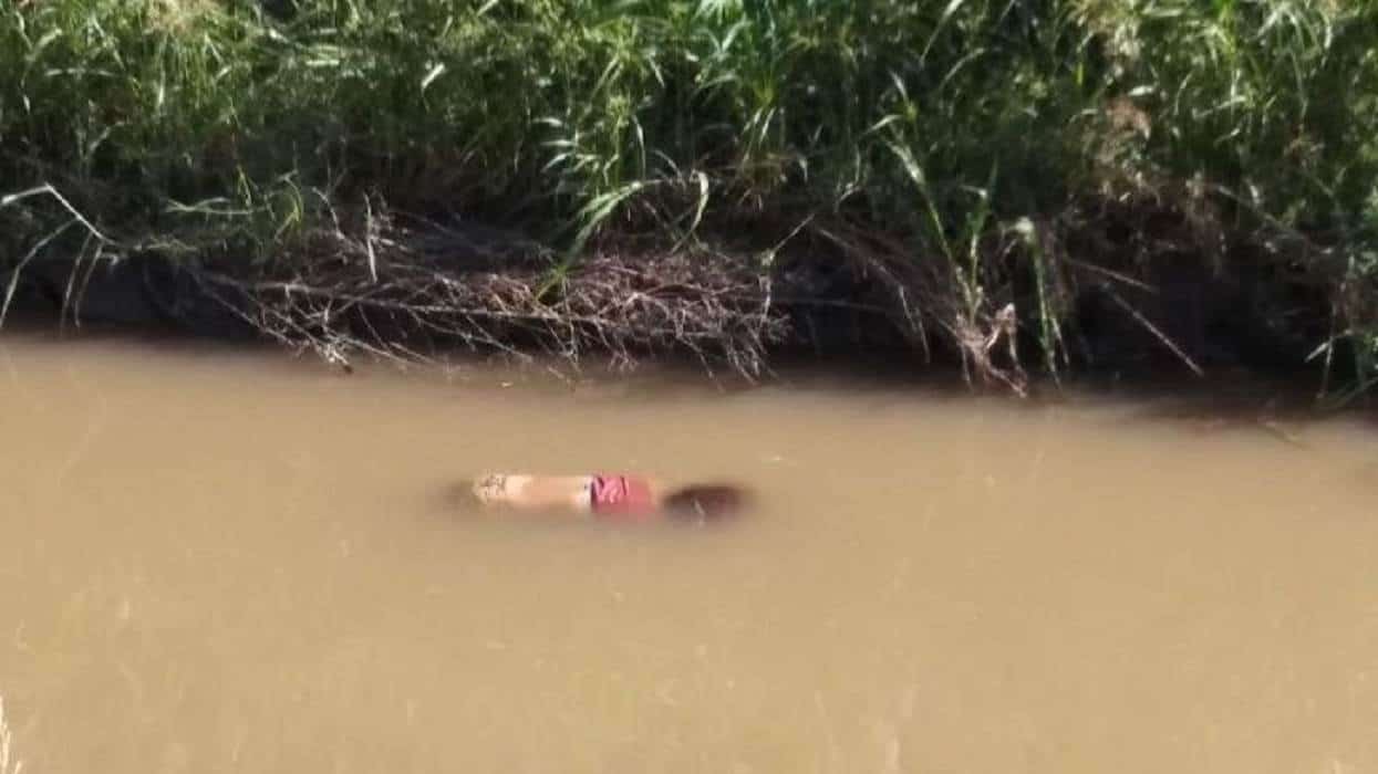 Hallan muerta a una mujer flotando en el agua de un canal, en Coyoacán