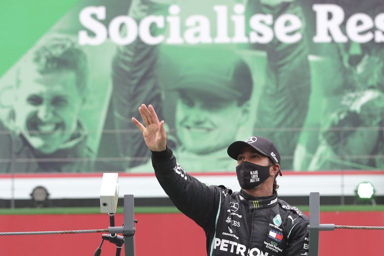 Hamilton celebra el triunfo en Portugal con una imagen al fondo de Schumacher.