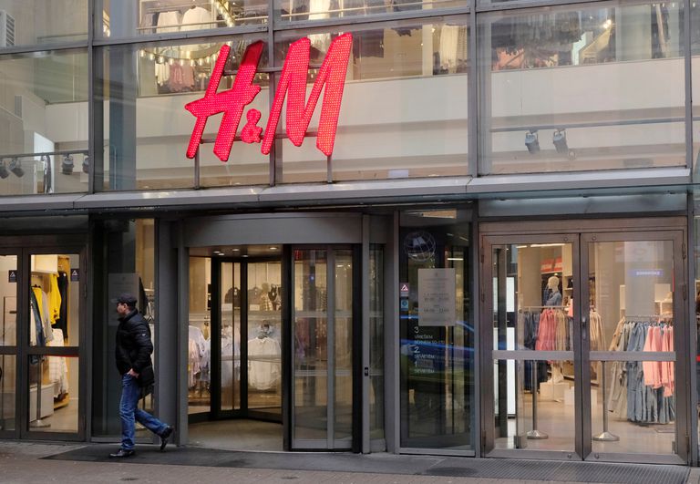 Un hombre sale de una tienda H&M en Riga (Letonia) en enero.