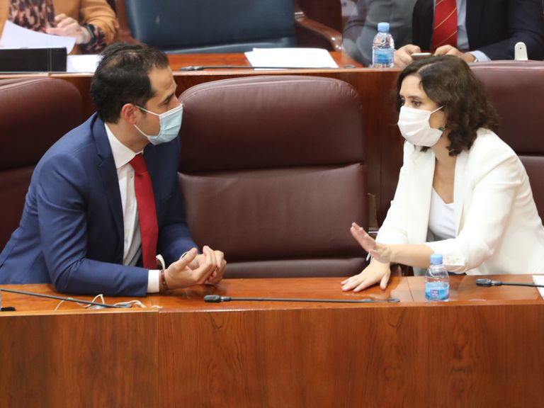 La presidenta de la Comunidad de Madrid, Isabel Díaz Ayuso, habla con el vicepresidente de la Comunidad, Ignacio Aguado, en la Asamblea de Madrid.
