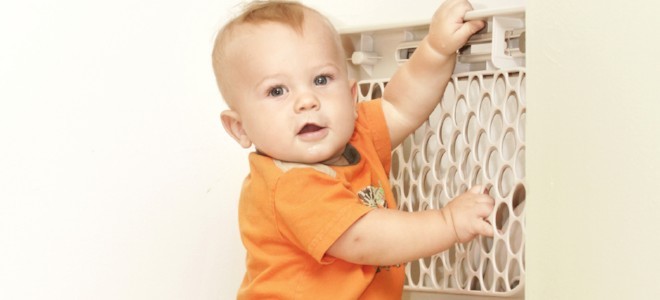 Instalación de una puerta para bebés en paredes con molduras