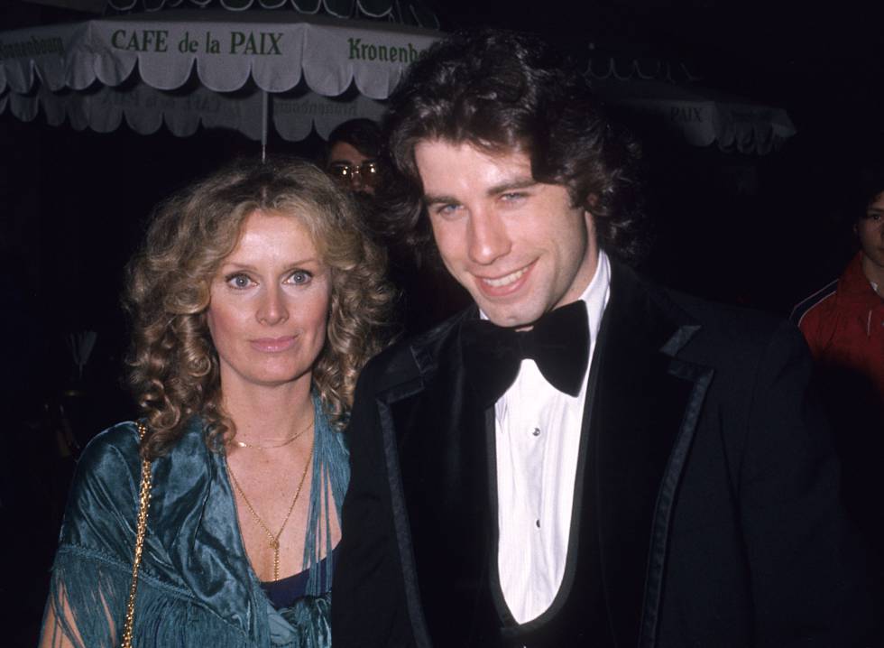 John Travolta con su primera novia conocida, la actriz Diana Hyland. La foto se tomó en 1976. Un año más tarde, ella falleció por un cáncer de mama. Travolta tenía 23 años.