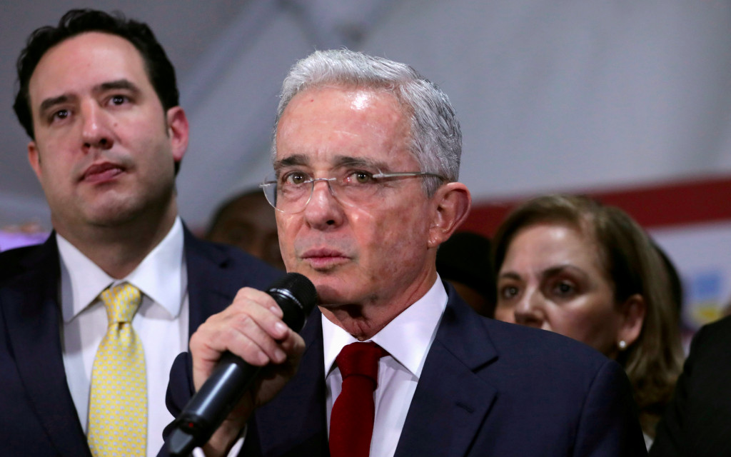 Jueza ordena libertad de expresidente colombiano Álvaro Uribe, continúa investigación