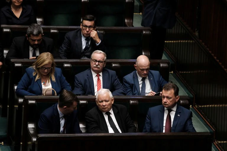 Bancada del partido Ley y Justicia, con Jaroslaw Kaczynski en el centro de la primera fila, el 17 de septiembre en la cámara baja de Polonia.
