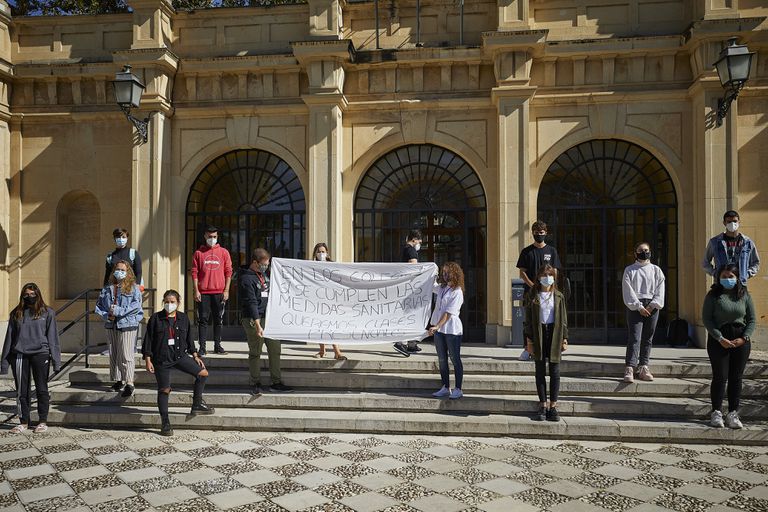 Concentración de residentes del colegio mayor Isabel La Católica, de la Universidad de Granada, contra las medidas de cierre del Gobierno andaluz.