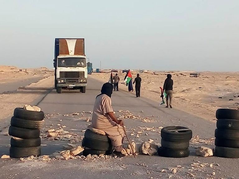 Saharauis llegados desde los campos de refugiados en Argelia bloquean al paso fronterizo de Guerguerat, el pasado día 21.