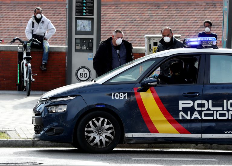 Agentes de la Policía Nacional patrullan este martes en las cercanías de la Estacion de Atocha, en Madrid.