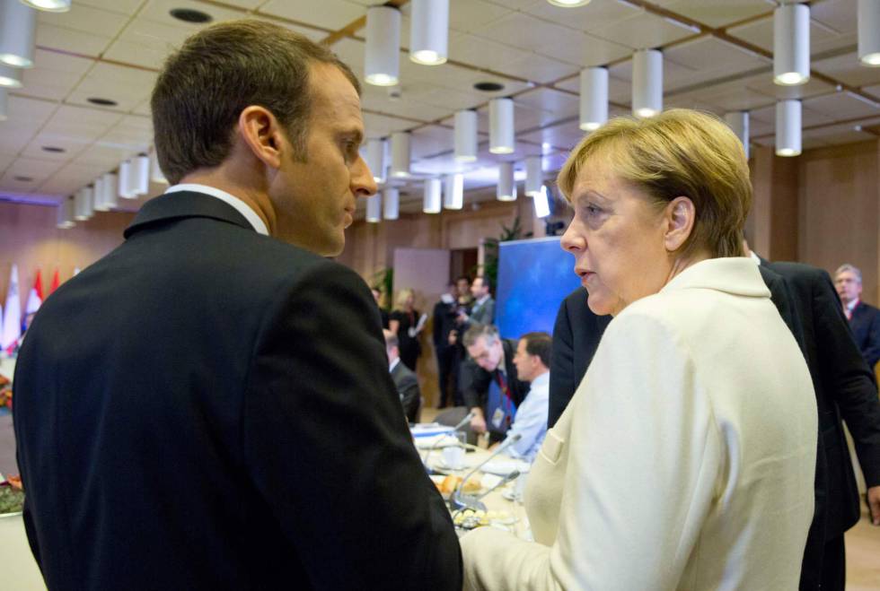 Emmanuel Macron pasa el día de su aniversario en Bruselas. En la foto con Angela Merkel.