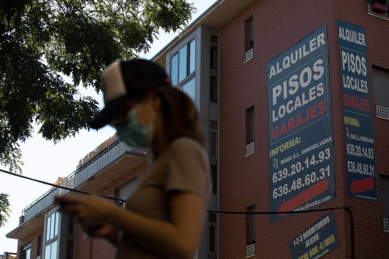 Un anuncio de alquiler de viviendas cuelga de la fachada de un edificio en Madrid, el pasado septiembre.