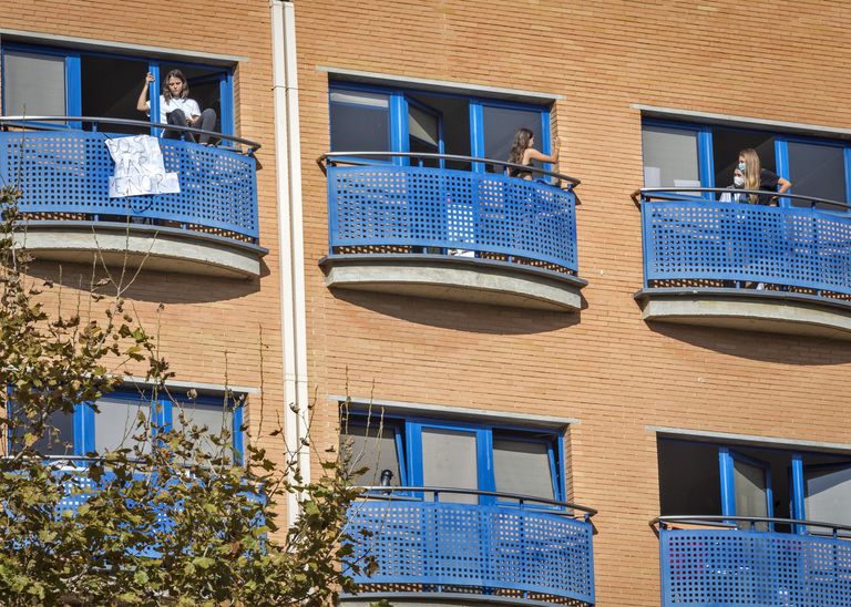 Estudiantes confinadas en Galileo Galilei, residencia privada ubicada dentro del campus de la Politécnica de Valencia, el jueves.