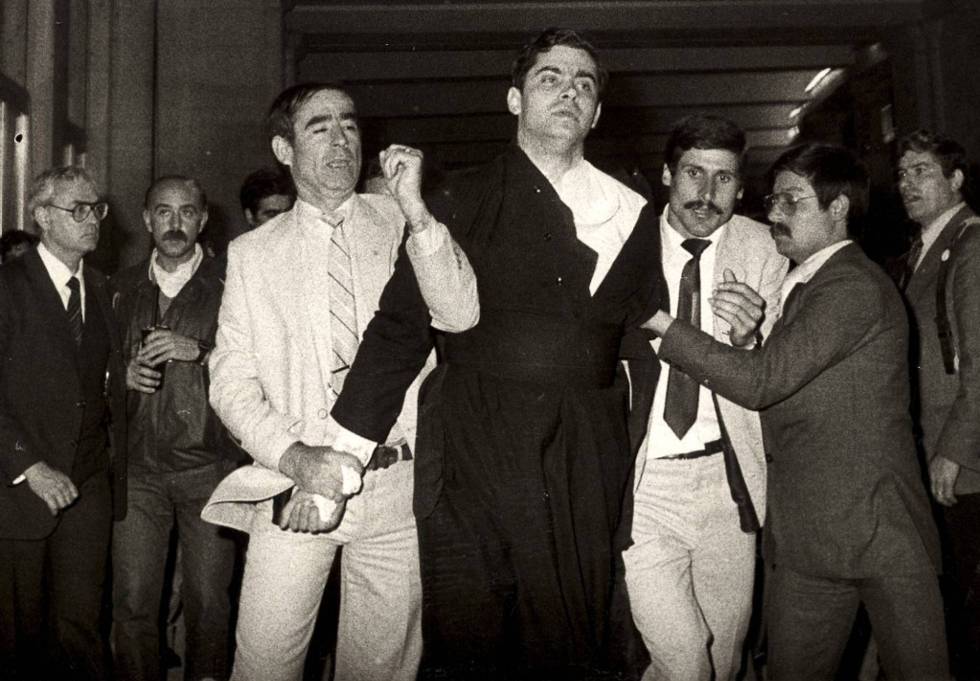 Momento de la detención de Juan Fernández Krohn, en Fátima en 1982.