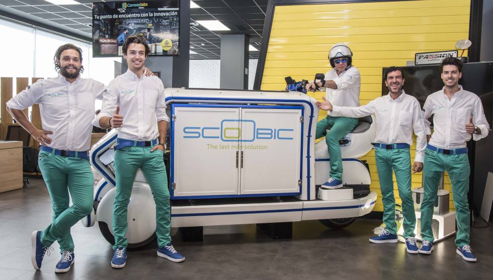 Fundadores de la startup Scoobic, junto a uno de sus vehículos.