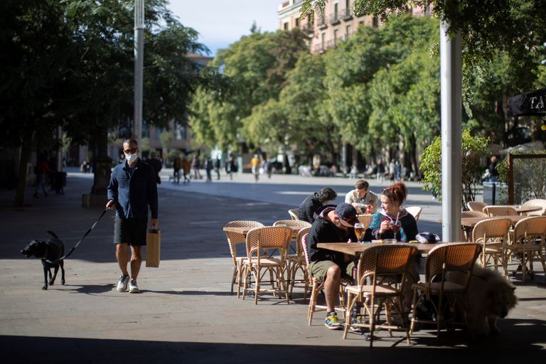 Aspecto de una terraza del centro de Barcelona, este jueves, a la espera de que entre en vigor el cierre de bares y restaurantes durante 15 días.