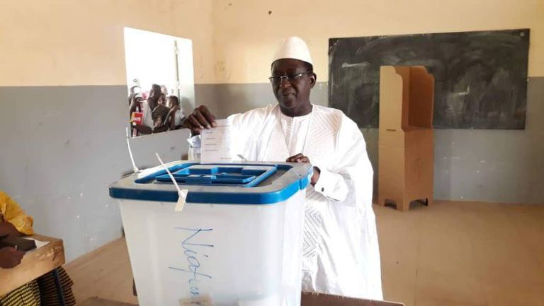 Soumaila Cisse, líder del partido opositor maliense URD, deposita su voto el 29 de julio de 2018.