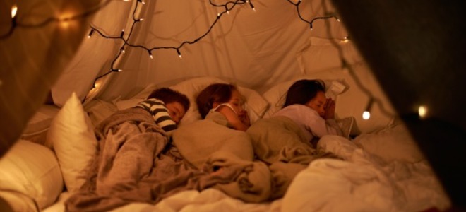 Lleve su Blanket Fort al siguiente nivel: acampar en interiores con sus hijos