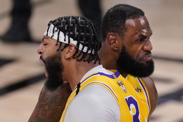 LeBron James y Anthony Davis celebran una canasta en el Lakers-Heat.