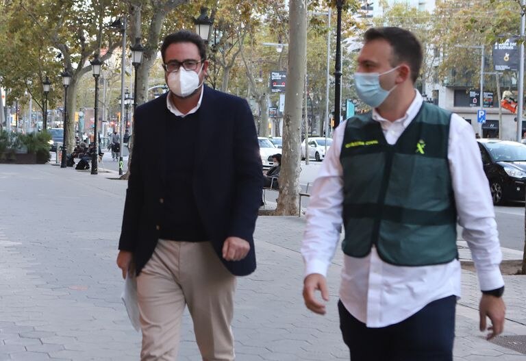 David Madí, detenido por la Guardia Civil, a su llegada a su despacho de paseo de Gràcia, en Barcelona.