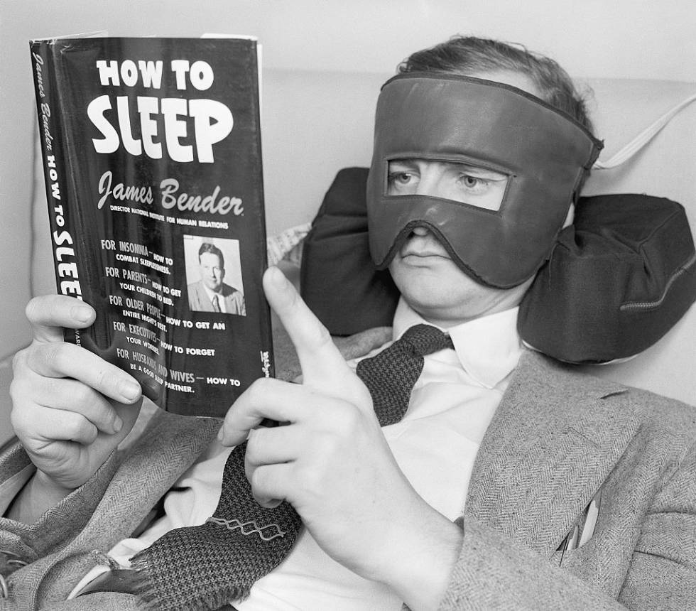 El cómico Wally Cox posa en los años cincuenta con algunos curiosos inventos para ayudar al sueño, como una máscara de calor.