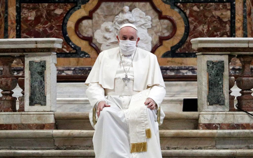 Papa Francisco usa mascarilla por primera vez en servicio público