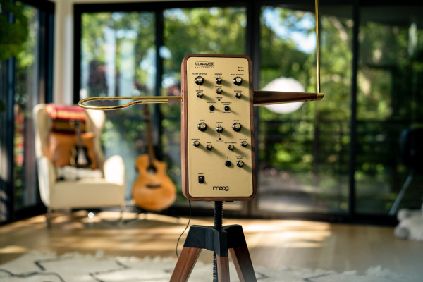 Para el centenario del theremin, Moog presenta la hermosa Claravox Centennial