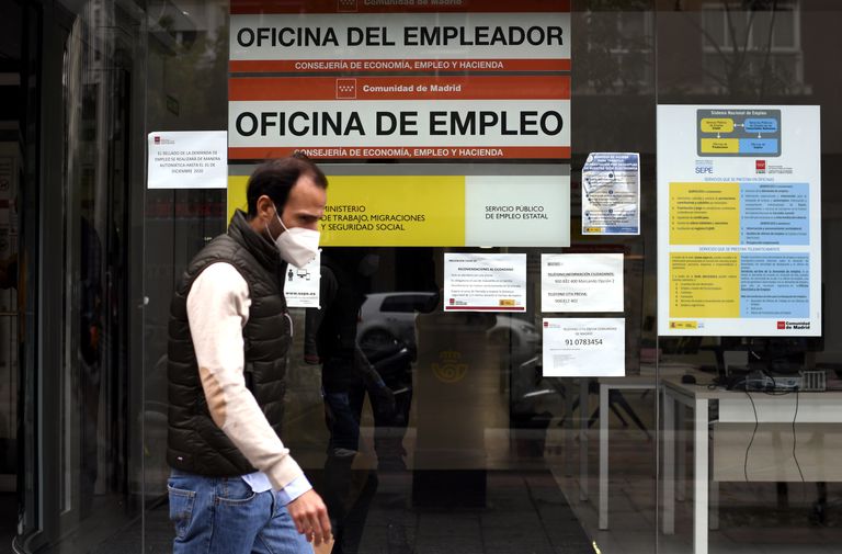 Una persona pasa al lado de una Oficina de Empleo este viernes en Madrid (España).