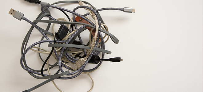Cables y cables electrónicos enredados