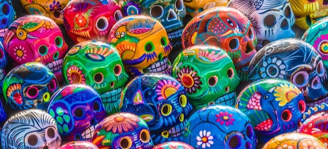 Calaveras de azúcar pintadas de colores brillantes del Día de los Muertos