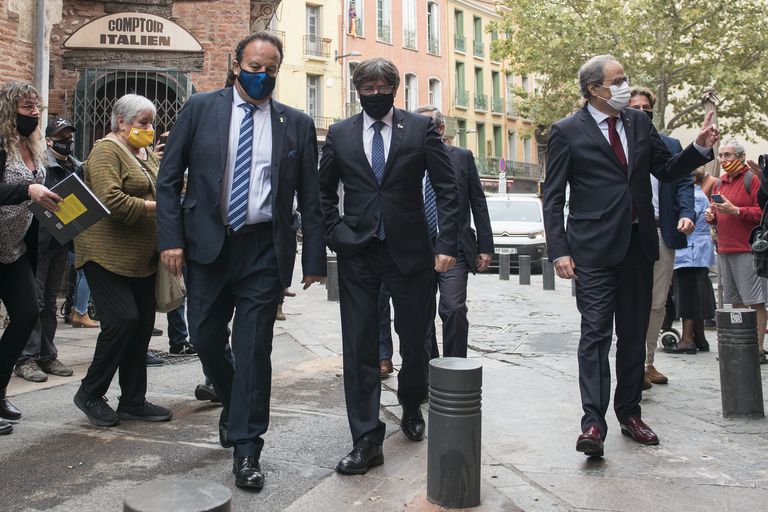 Los expresidentes de la Generalitat Carles Puidgemont, pasean durante su visita a Perpiñán (Francia), el 9 de octubre de 2020.