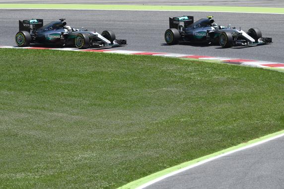Lewis Hamilton y Nico Rosberg, en el GP de España de 2016 disputado en el Circuit de Catalunya (Manel Montilla/MD)