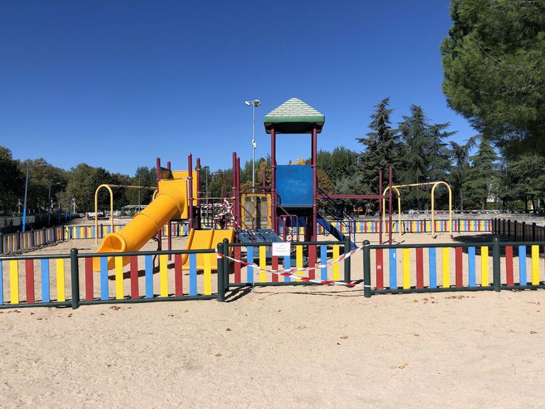 Parque infantil precintado este lunes en Madrid por las restricciones ante el coronavirus.