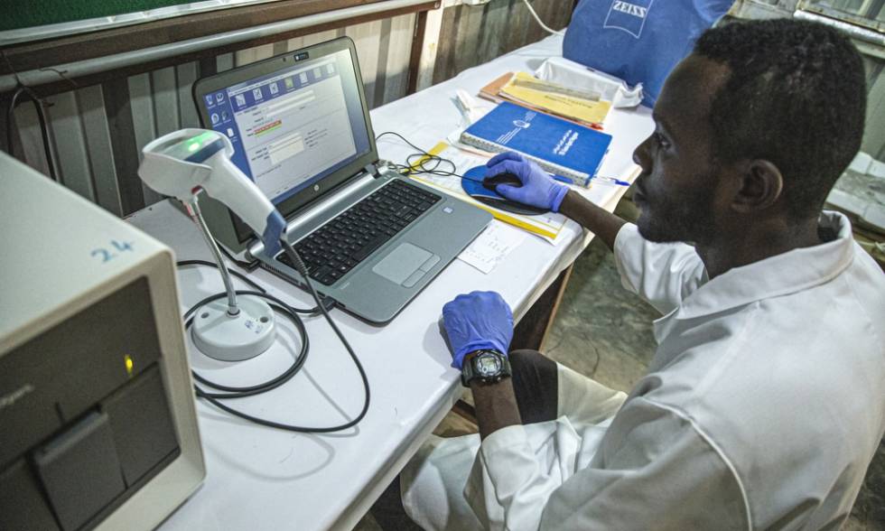 Muhanned Elnour es jefe del laboratorio de MSF en el hospital del campo de refugiados de Al Kashafa, en Sudán.